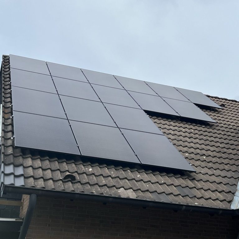 Photovoltaikanlage mit FullBlack Modulen auf Einfamilienhaus